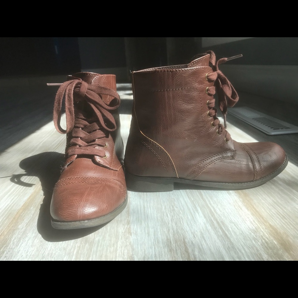 Combat brown boots!💕